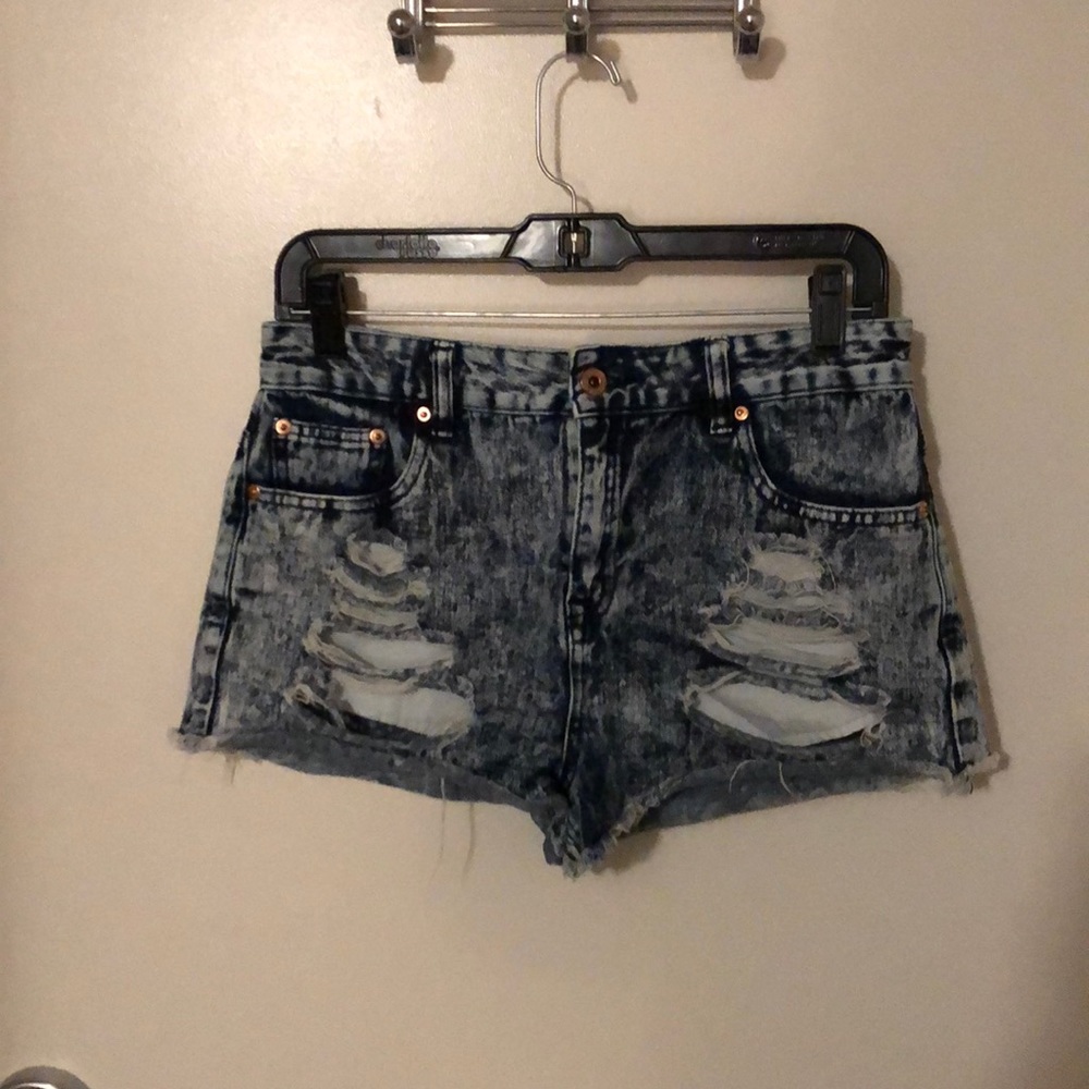 High wasted jean shorts with holes